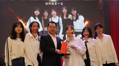 Beiby Roy(寶貝羅伊)勇奪冠軍，與校長合影